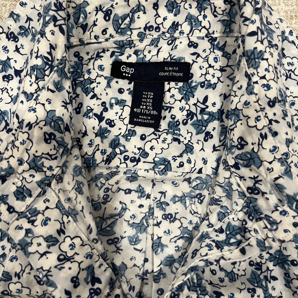 GAP Slim Fit Men's Floral Button-Down Shirt in White and Blue
